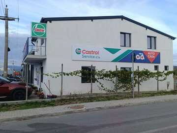 Cladire lateral dreapta